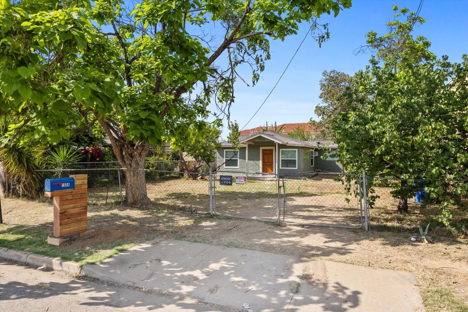 Lisle Street, Bakersfield, California image 2