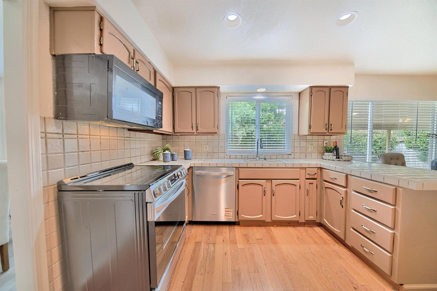 Detail Gallery Image 12 of 99 For 721 Amaretto Dr, Tracy,  CA 95376 - 5 Beds | 2/1 Baths