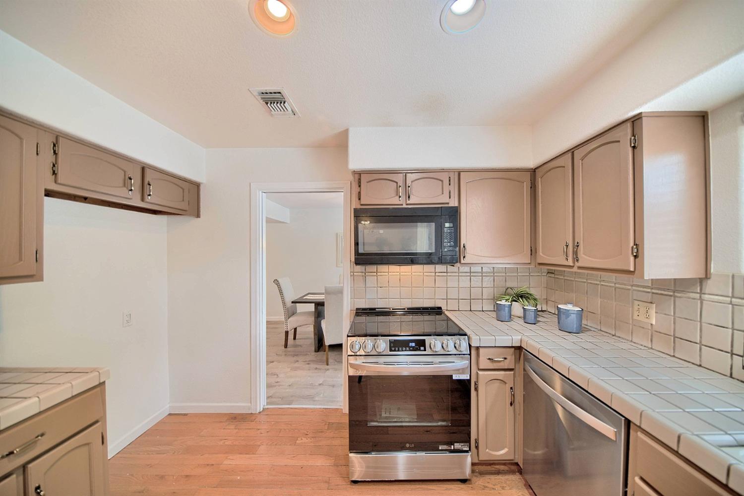 Detail Gallery Image 10 of 99 For 721 Amaretto Dr, Tracy,  CA 95376 - 5 Beds | 2/1 Baths