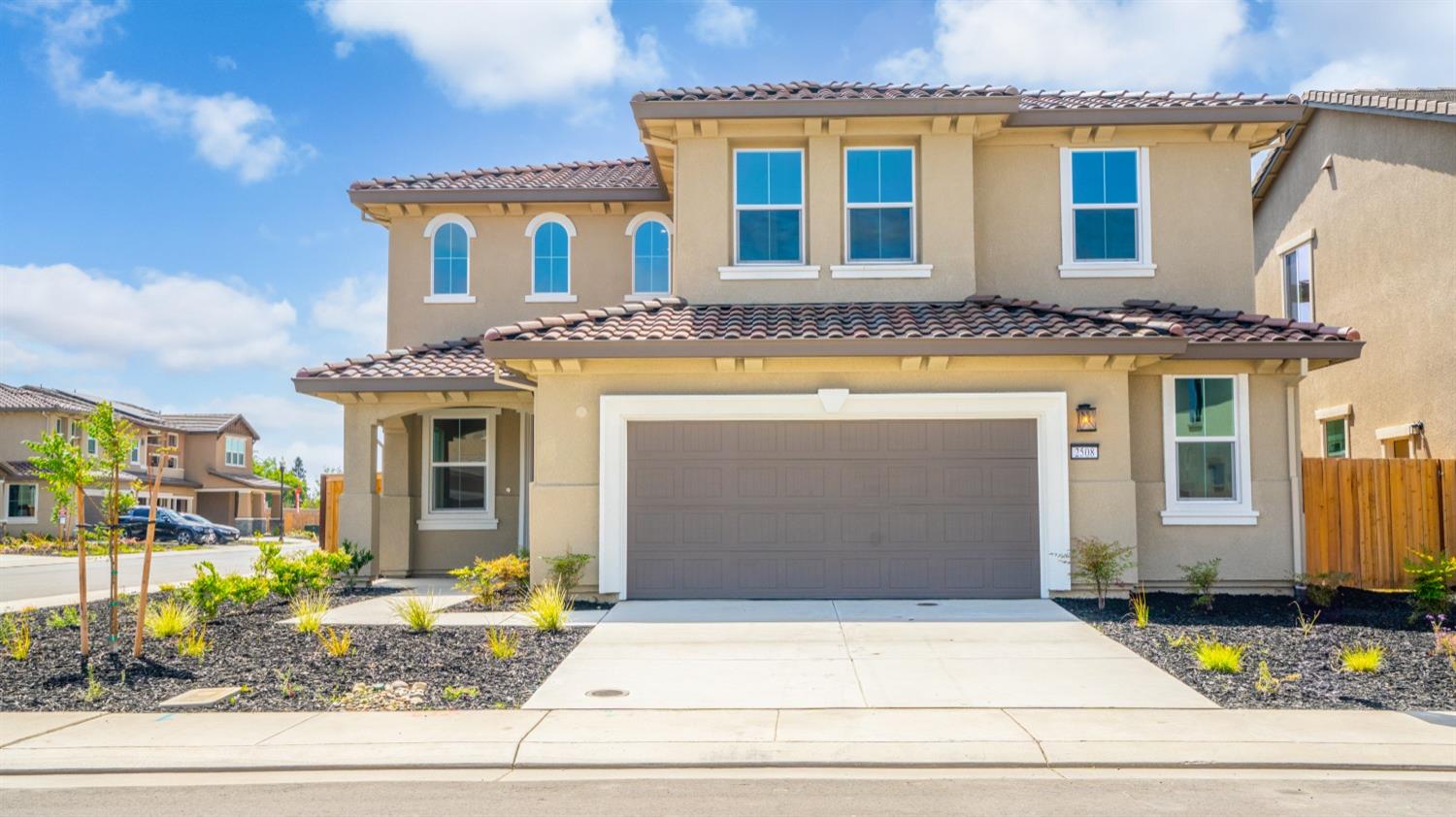 Detail Gallery Image 2 of 46 For 2508 Wisteria Dr, Lodi,  CA 95242 - 5 Beds | 3 Baths