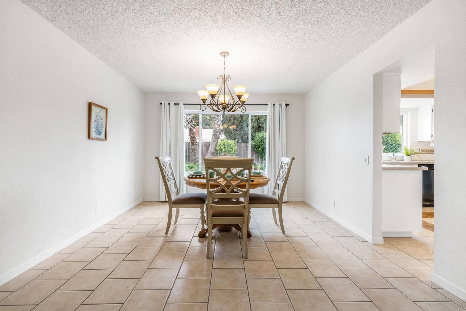 Detail Gallery Image 10 of 40 For 737 Heather Ln, Woodland,  CA 95695 - 4 Beds | 2/1 Baths
