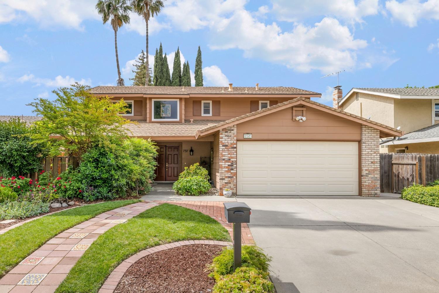 Detail Gallery Image 2 of 40 For 737 Heather Ln, Woodland,  CA 95695 - 4 Beds | 2/1 Baths