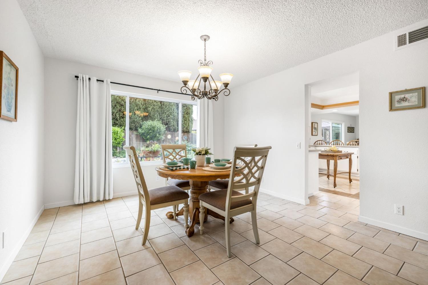 Detail Gallery Image 9 of 40 For 737 Heather Ln, Woodland,  CA 95695 - 4 Beds | 2/1 Baths