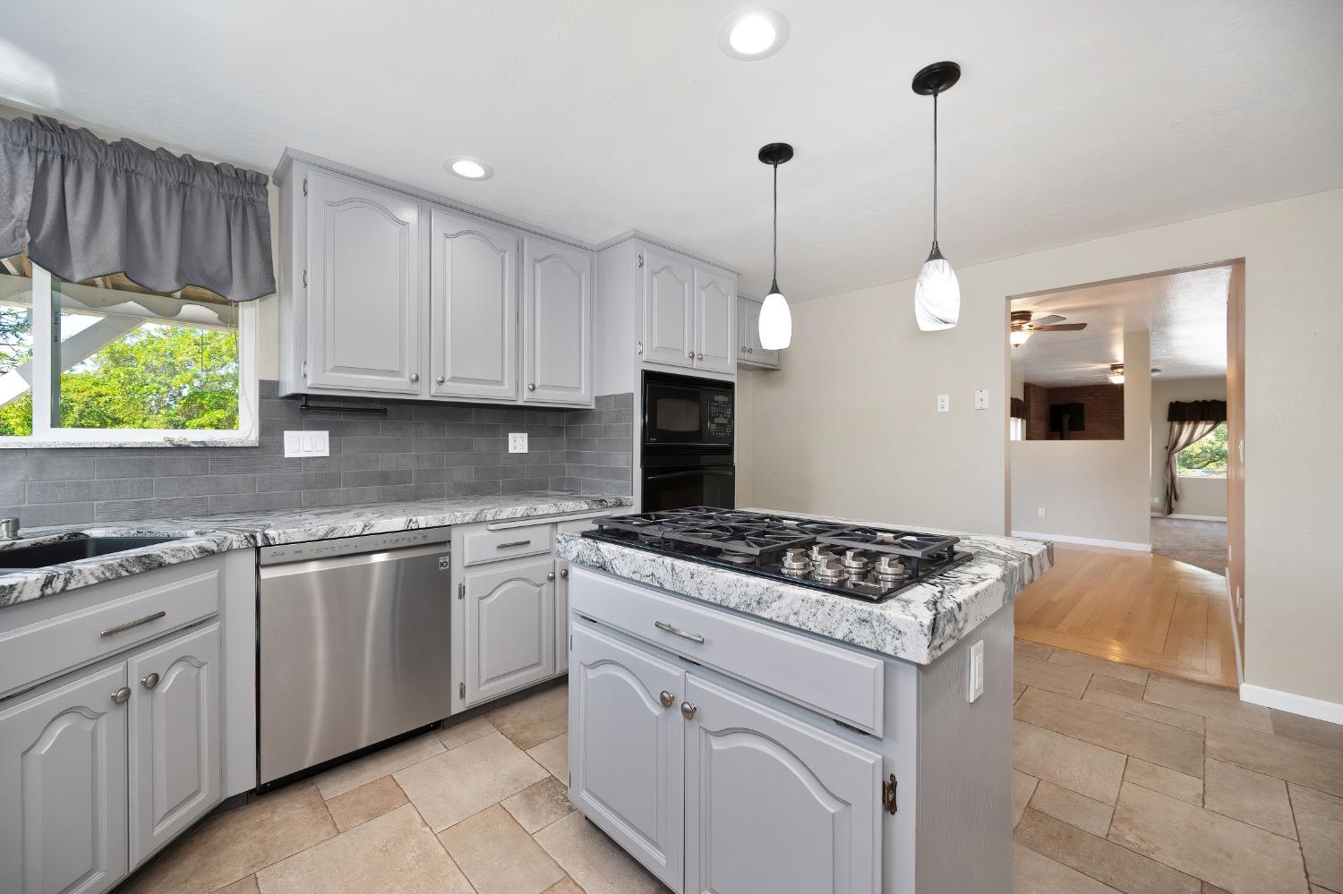 Detail Gallery Image 8 of 73 For 285 Fairidge Dr, Applegate,  CA 95703 - 4 Beds | 2/1 Baths