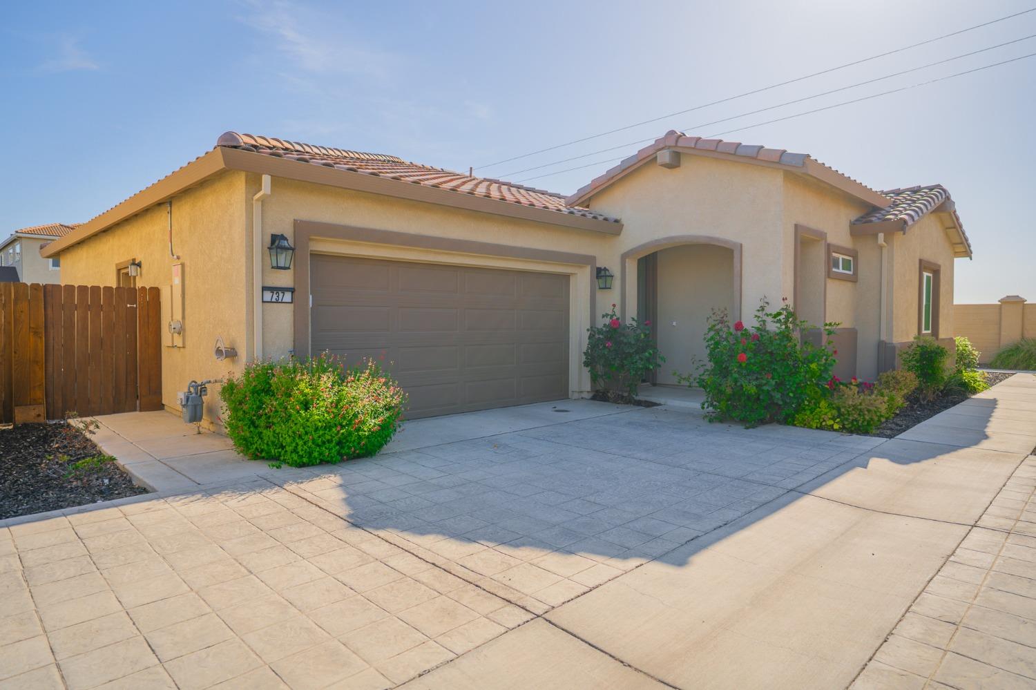 Detail Gallery Image 1 of 66 For 737 Betten St, Los Banos,  CA 93635 - 2 Beds | 2 Baths