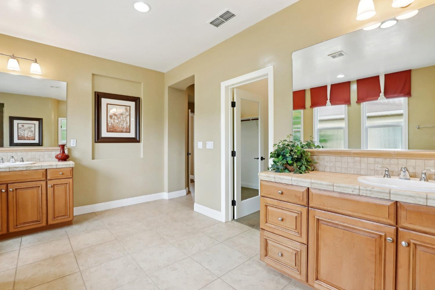 Detail Gallery Image 37 of 58 For 9873 Winkle Cir, Elk Grove,  CA 95757 - 4 Beds | 3/1 Baths