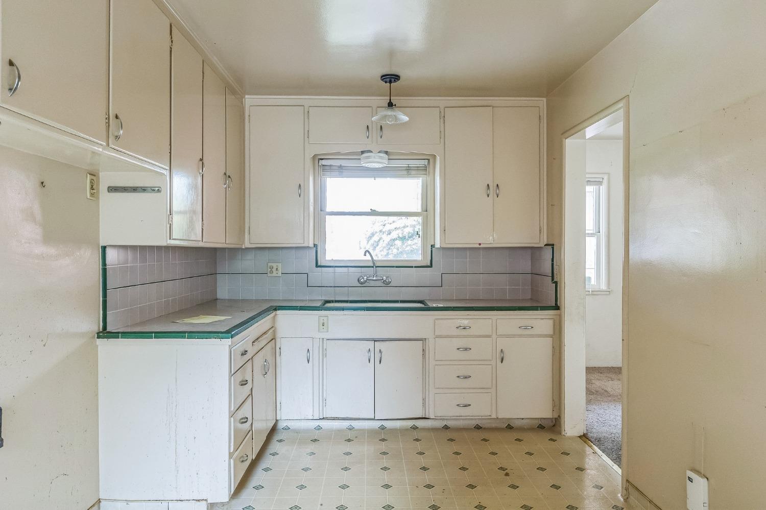 Detail Gallery Image 4 of 30 For 1232 Wellesley Ave, Modesto,  CA 95350 - 3 Beds | 2/1 Baths