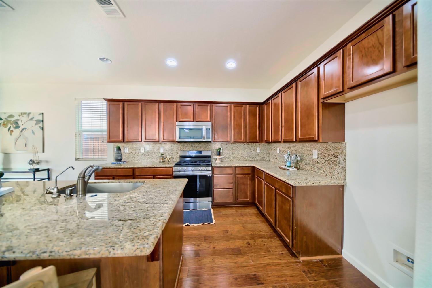 Detail Gallery Image 19 of 89 For 285 W Santa Clara Dr, Mountain House,  CA 95391 - 4 Beds | 3 Baths