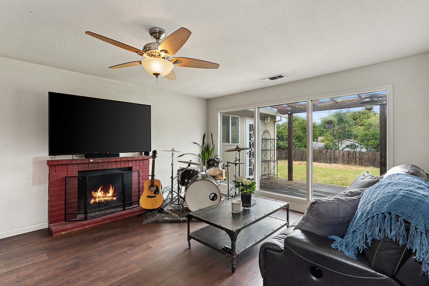 Detail Gallery Image 6 of 17 For 3220 Lerwick Rd, Sacramento,  CA 95821 - 3 Beds | 2 Baths