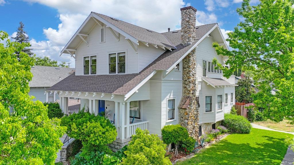 Detail Gallery Image 2 of 59 For 1333 33rd St, Sacramento,  CA 95816 - 5 Beds | 2 Baths