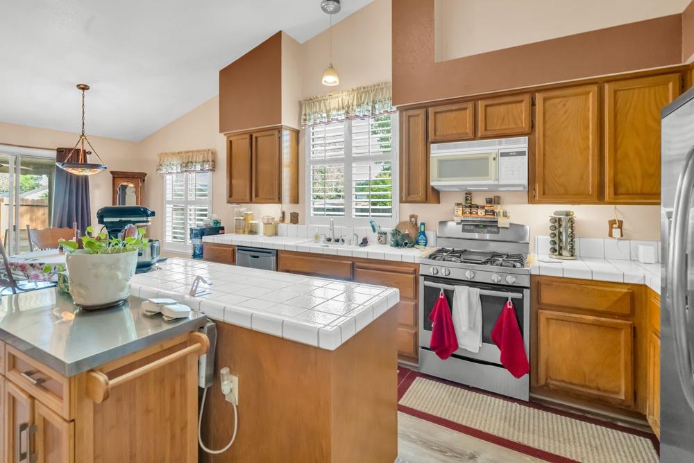Detail Gallery Image 11 of 40 For 8254 Arroyo Vista Dr, Sacramento,  CA 95823 - 3 Beds | 2 Baths