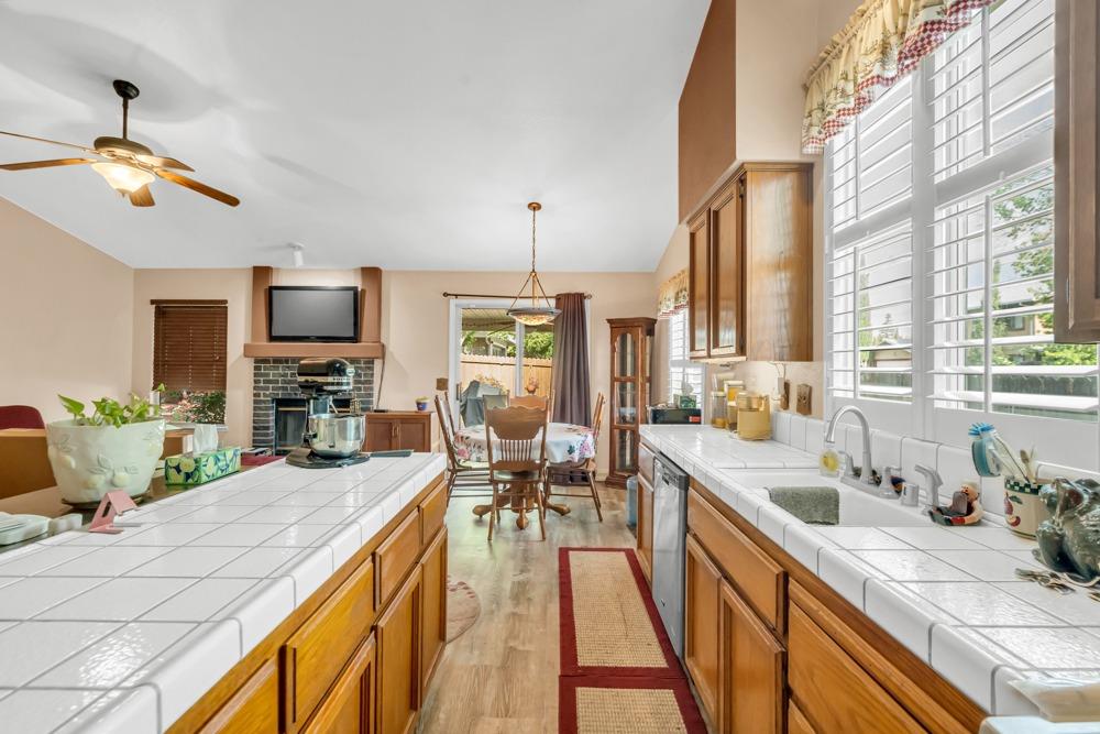 Detail Gallery Image 12 of 40 For 8254 Arroyo Vista Dr, Sacramento,  CA 95823 - 3 Beds | 2 Baths