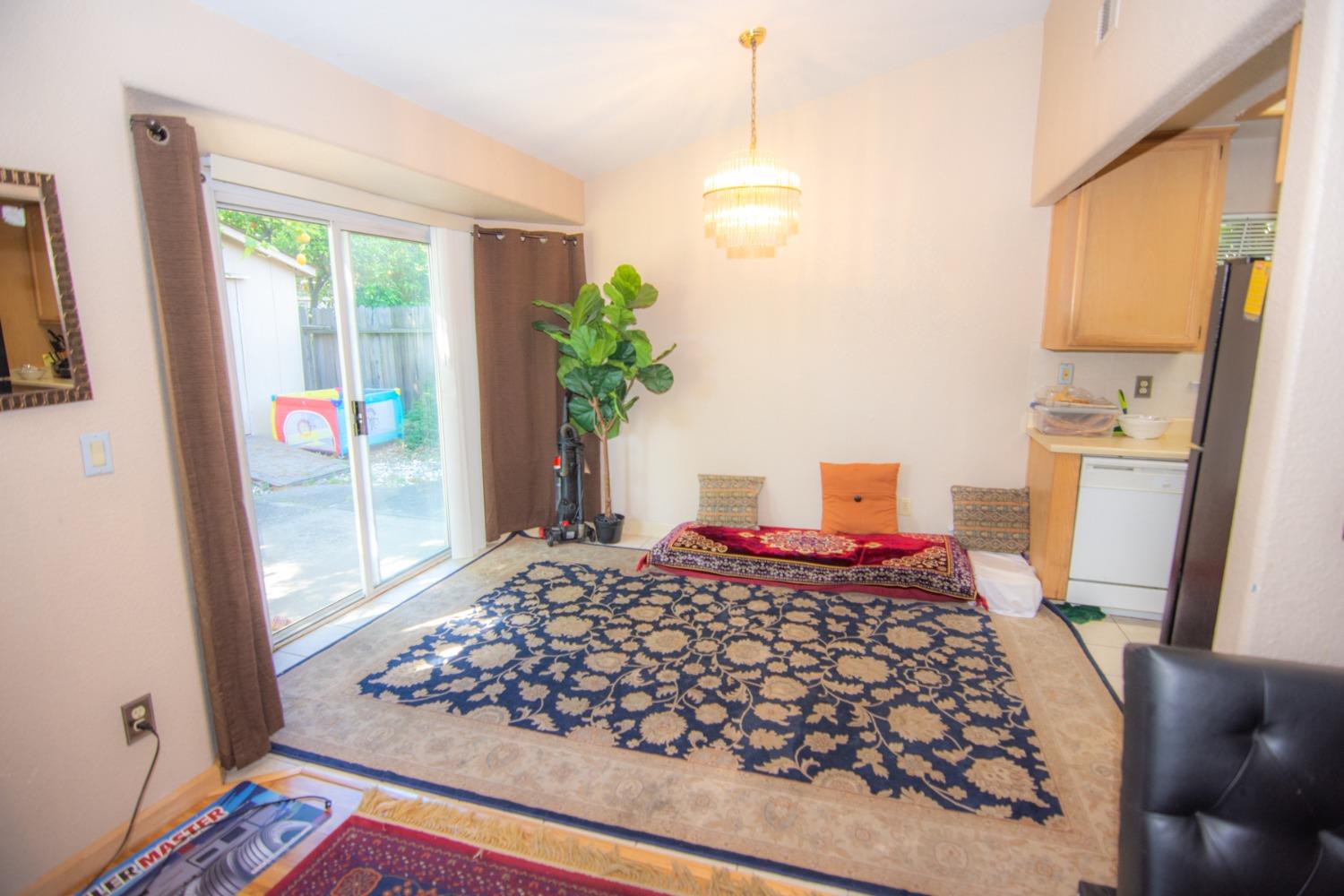 Detail Gallery Image 6 of 30 For 5320 Summerbrook Way, Sacramento,  CA 95823 - 3 Beds | 2 Baths