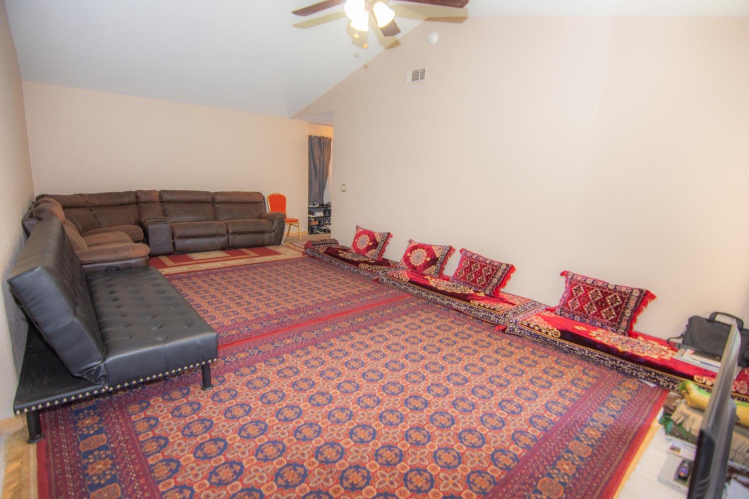 Detail Gallery Image 5 of 30 For 5320 Summerbrook Way, Sacramento,  CA 95823 - 3 Beds | 2 Baths