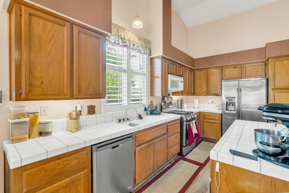 Detail Gallery Image 13 of 40 For 8254 Arroyo Vista Dr, Sacramento,  CA 95823 - 3 Beds | 2 Baths