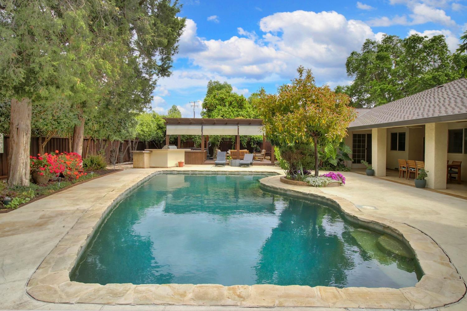 Detail Gallery Image 2 of 56 For 3841 American River Dr, Sacramento,  CA 95864 - 4 Beds | 3 Baths