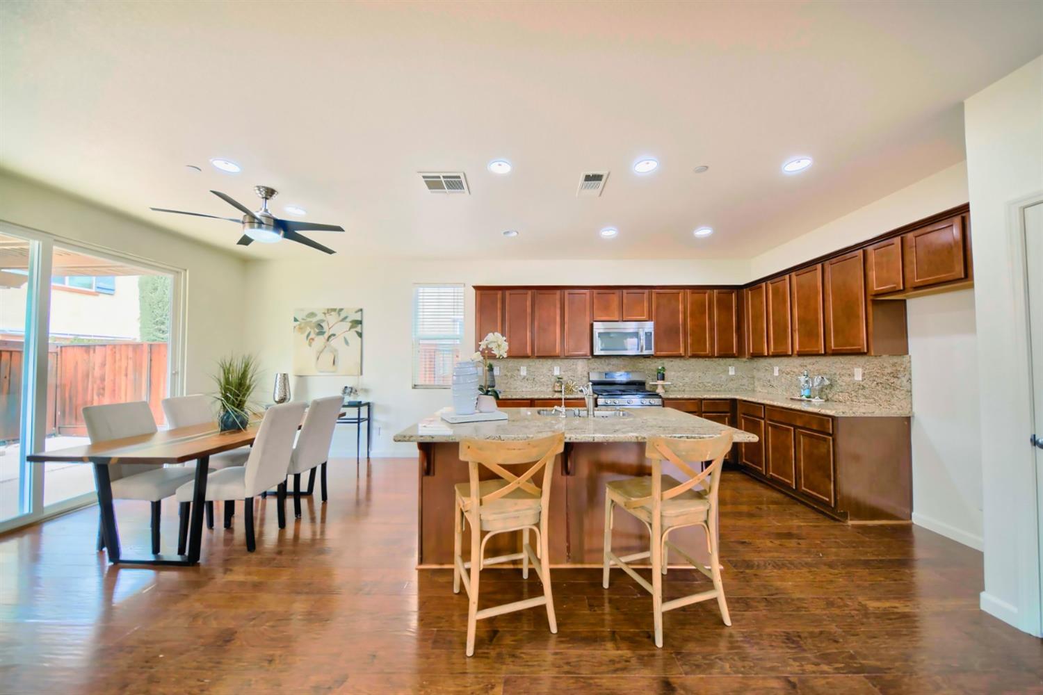 Detail Gallery Image 15 of 89 For 285 W Santa Clara Dr, Mountain House,  CA 95391 - 4 Beds | 3 Baths