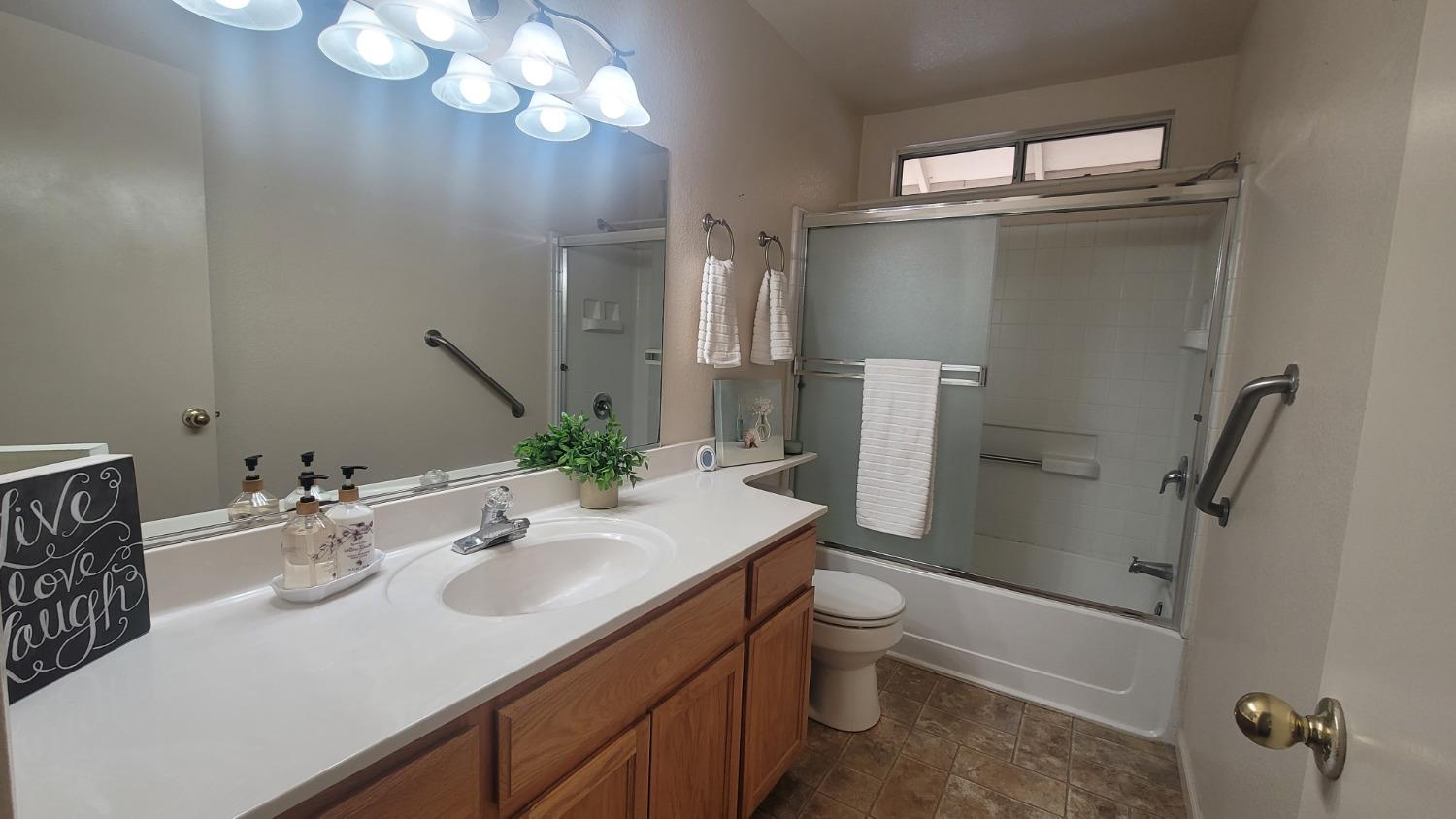 Detail Gallery Image 8 of 25 For 1117 La Mesa, Escalon,  CA 95320 - 3 Beds | 2 Baths