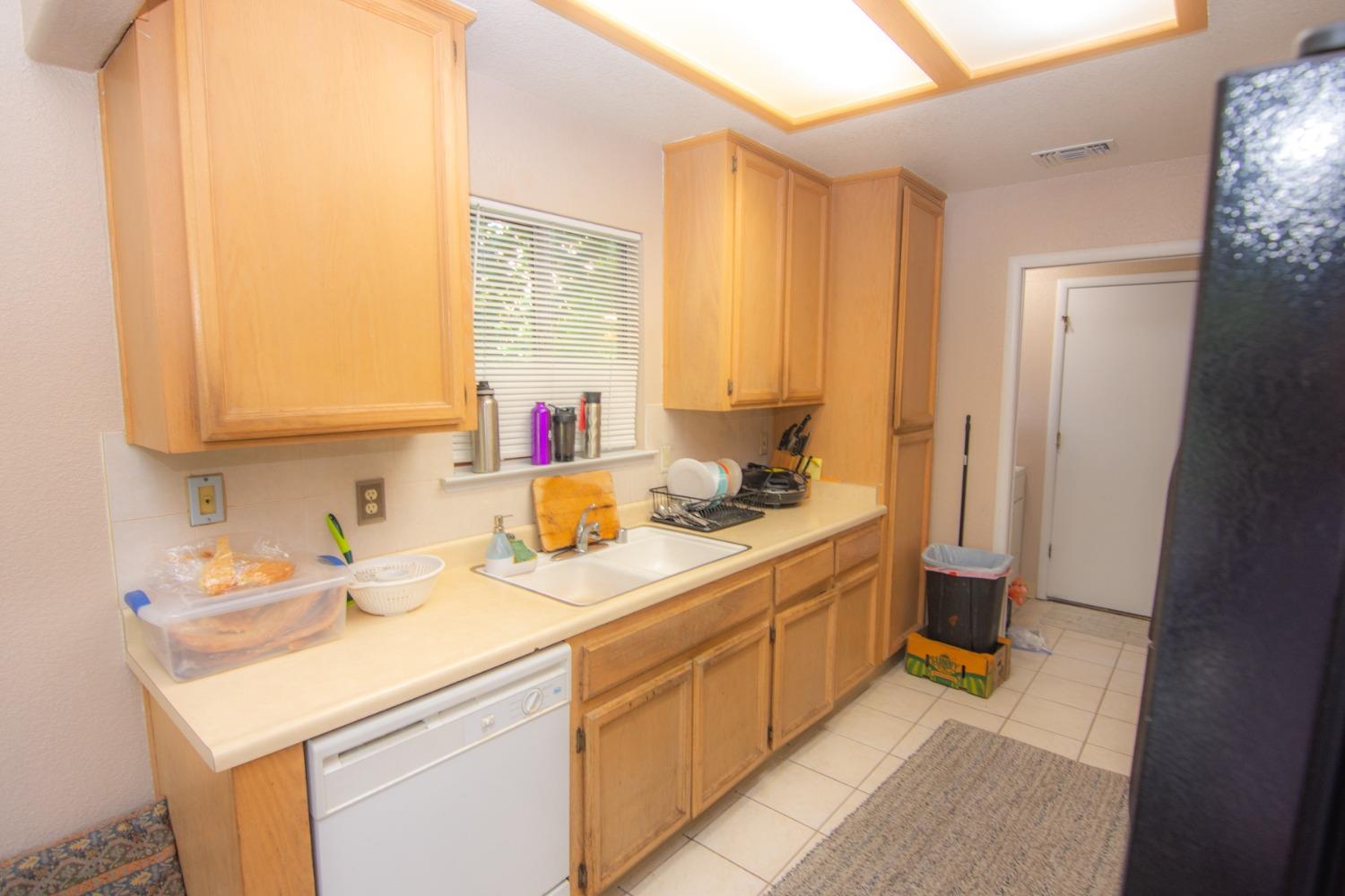 Detail Gallery Image 9 of 30 For 5320 Summerbrook Way, Sacramento,  CA 95823 - 3 Beds | 2 Baths
