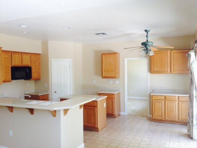 Detail Gallery Image 2 of 8 For 8997 Robbins Rd, Sacramento,  CA 95829 - 4 Beds | 3 Baths