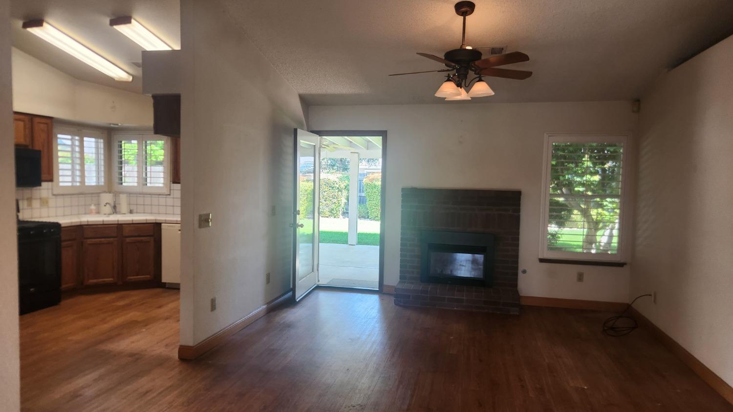 Detail Gallery Image 7 of 10 For 5936 S Feemster Ct, Visalia,  CA 93277 - 3 Beds | 2 Baths