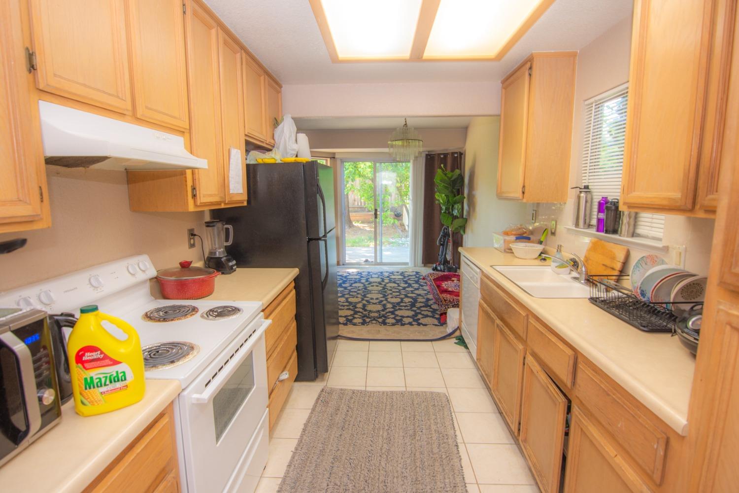 Detail Gallery Image 10 of 30 For 5320 Summerbrook Way, Sacramento,  CA 95823 - 3 Beds | 2 Baths