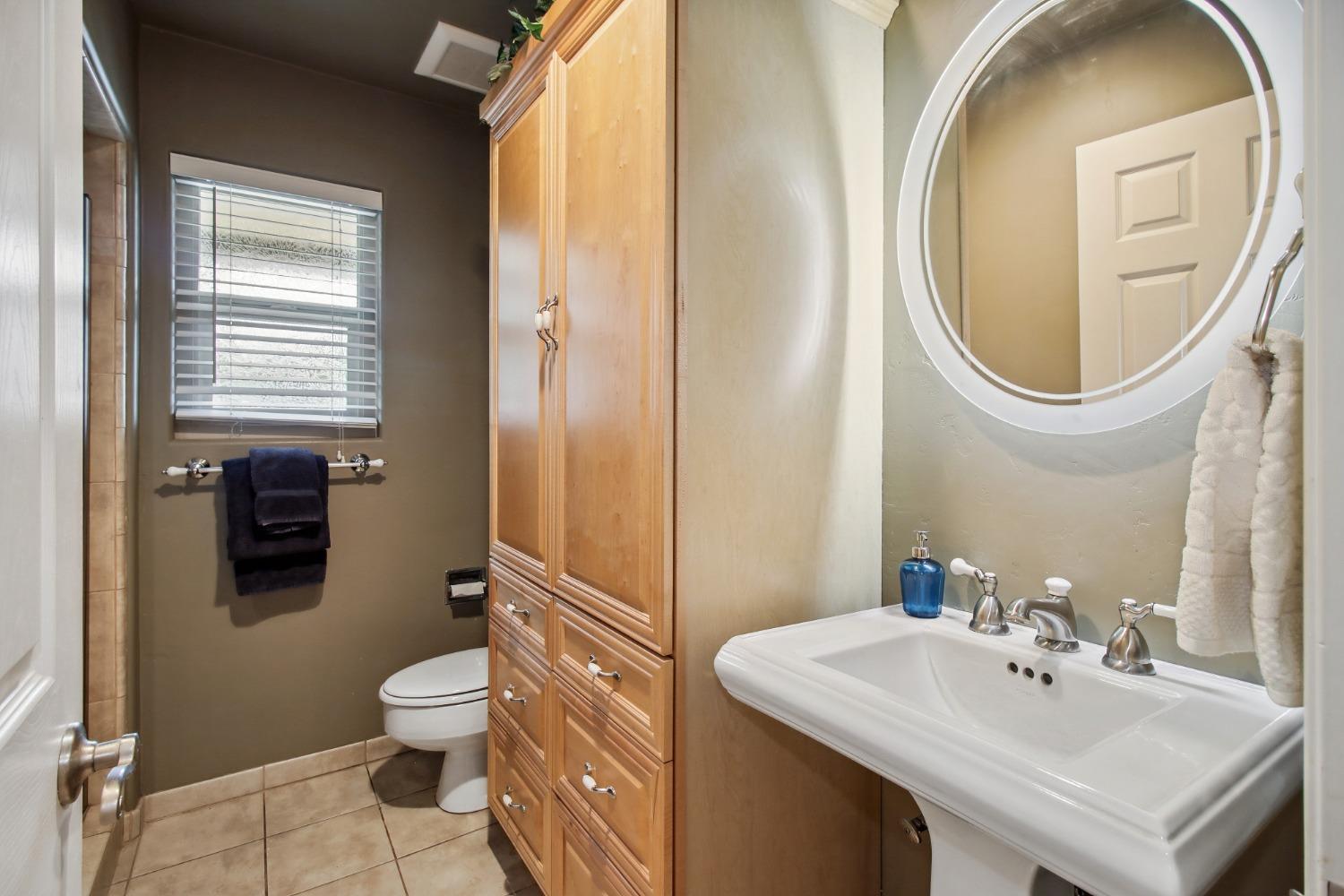 Detail Gallery Image 32 of 56 For 3841 American River Dr, Sacramento,  CA 95864 - 4 Beds | 3 Baths