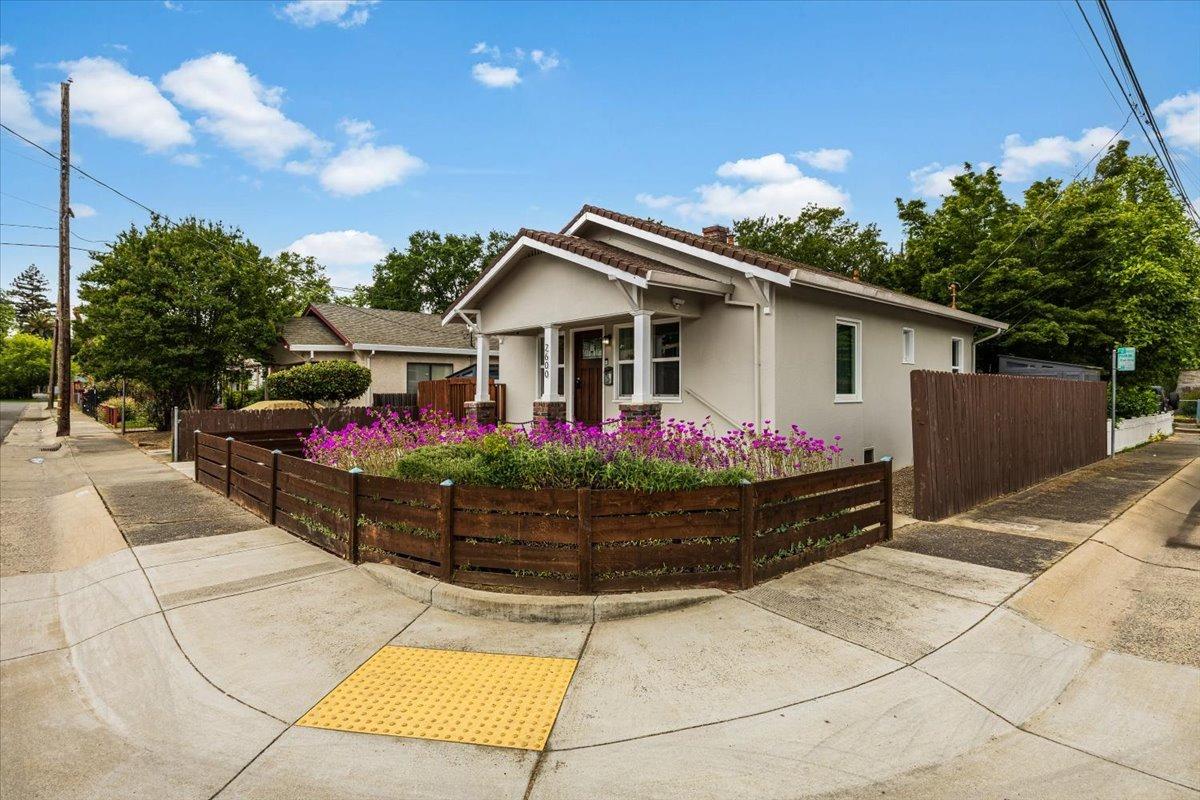Detail Gallery Image 1 of 25 For 2600 20th St, Sacramento,  CA 95818 - 2 Beds | 1 Baths