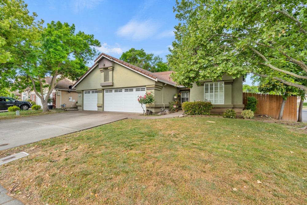 Detail Gallery Image 2 of 40 For 8254 Arroyo Vista Dr, Sacramento,  CA 95823 - 3 Beds | 2 Baths