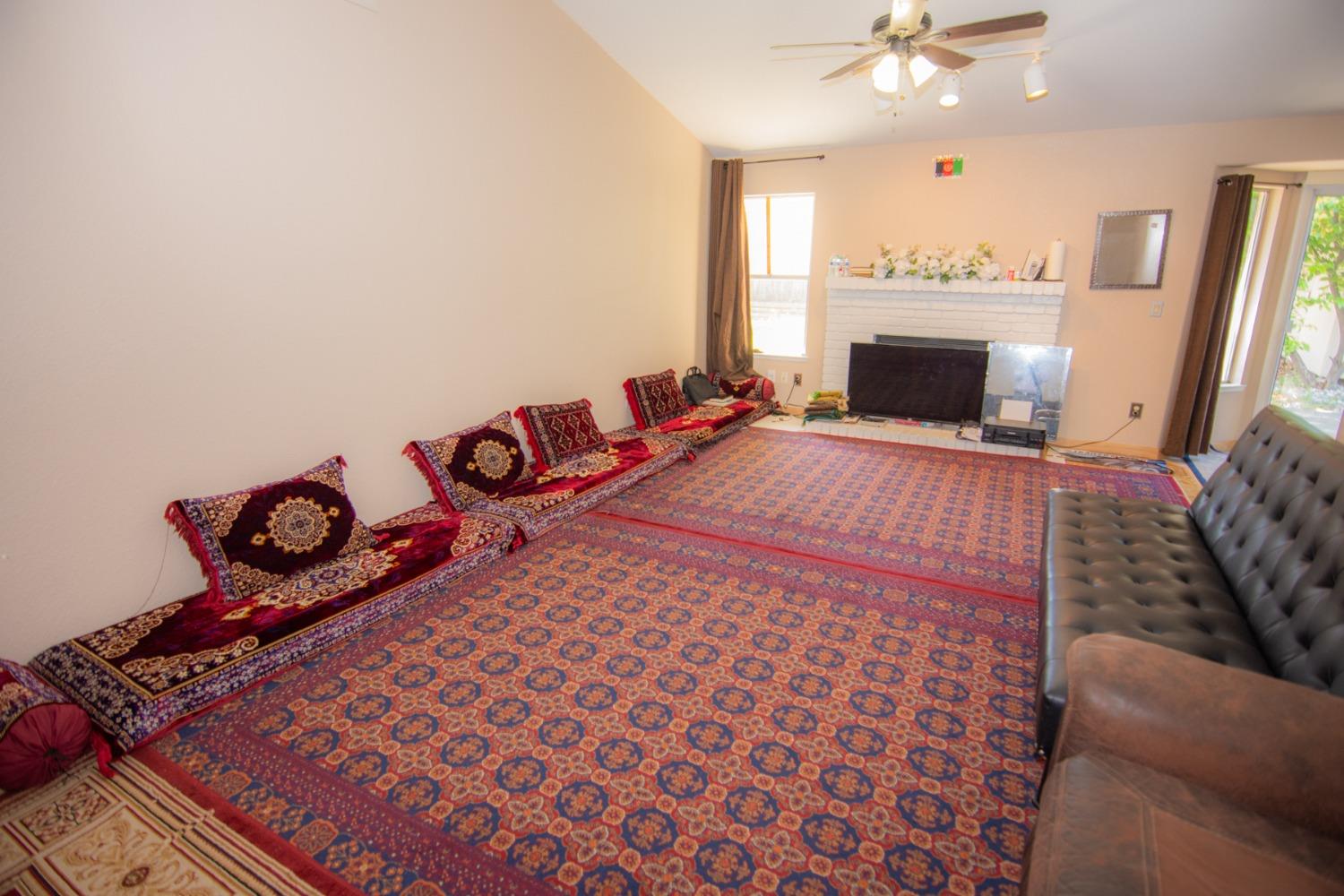 Detail Gallery Image 4 of 30 For 5320 Summerbrook Way, Sacramento,  CA 95823 - 3 Beds | 2 Baths