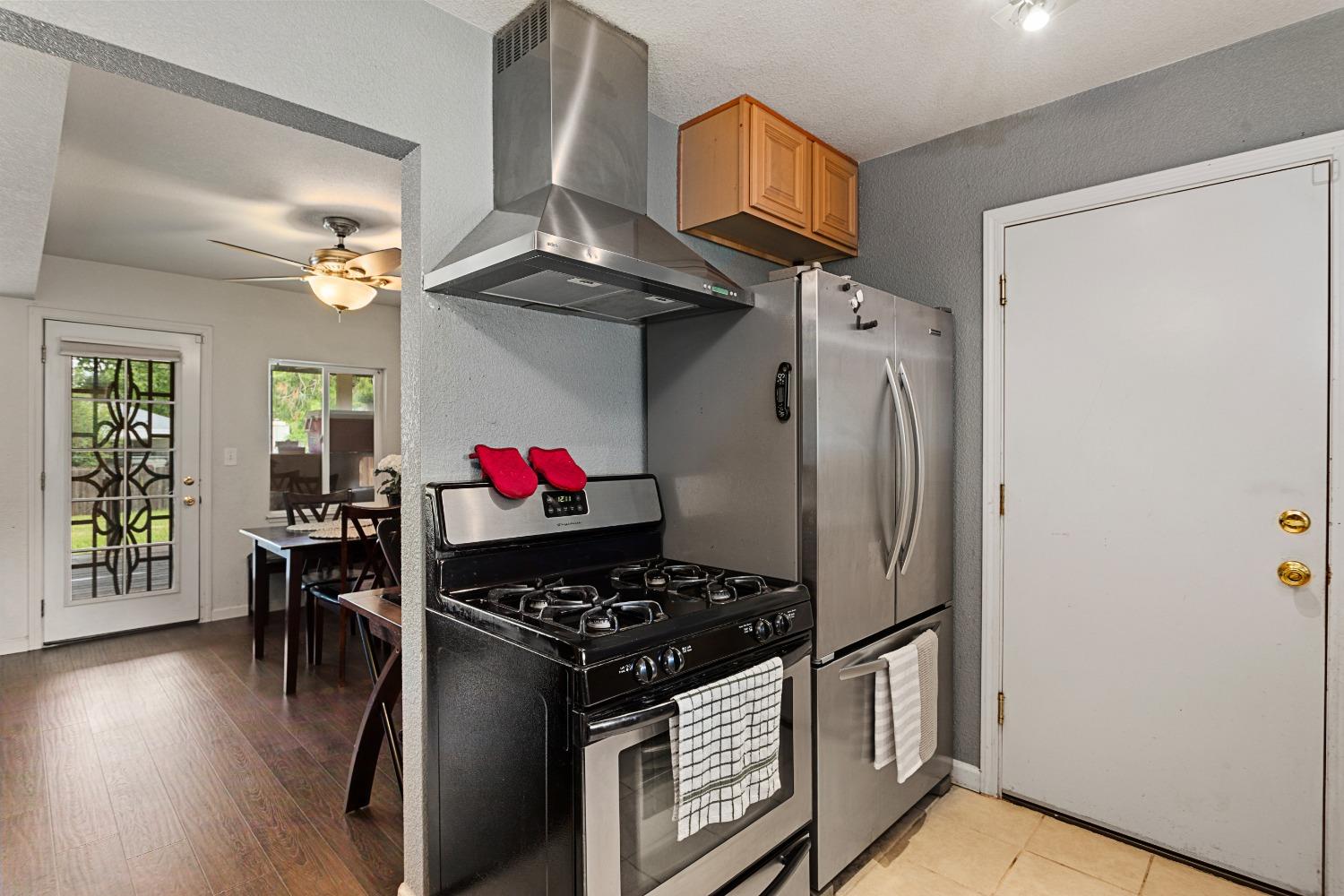 Detail Gallery Image 4 of 17 For 3220 Lerwick Rd, Sacramento,  CA 95821 - 3 Beds | 2 Baths