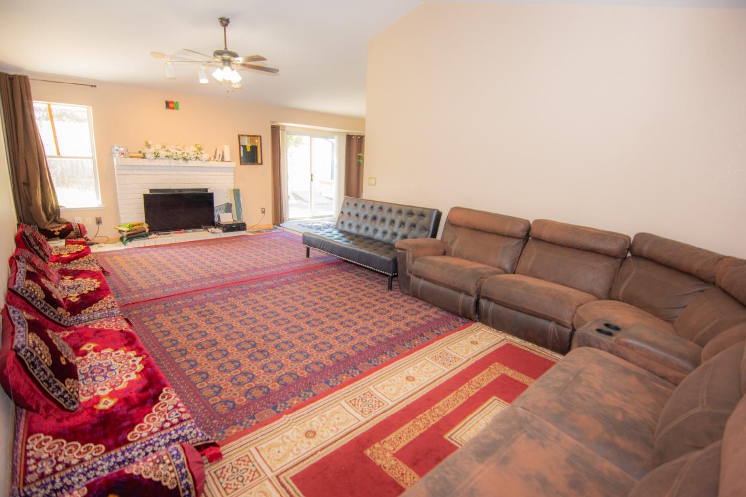 Detail Gallery Image 2 of 30 For 5320 Summerbrook Way, Sacramento,  CA 95823 - 3 Beds | 2 Baths