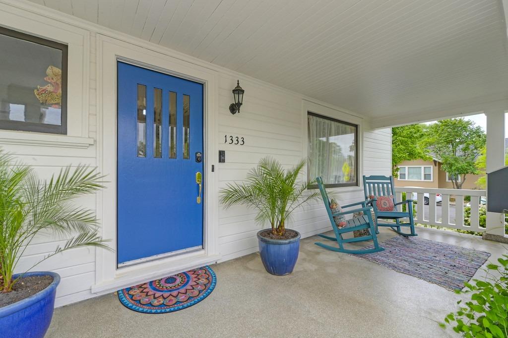 Detail Gallery Image 4 of 59 For 1333 33rd St, Sacramento,  CA 95816 - 5 Beds | 2 Baths