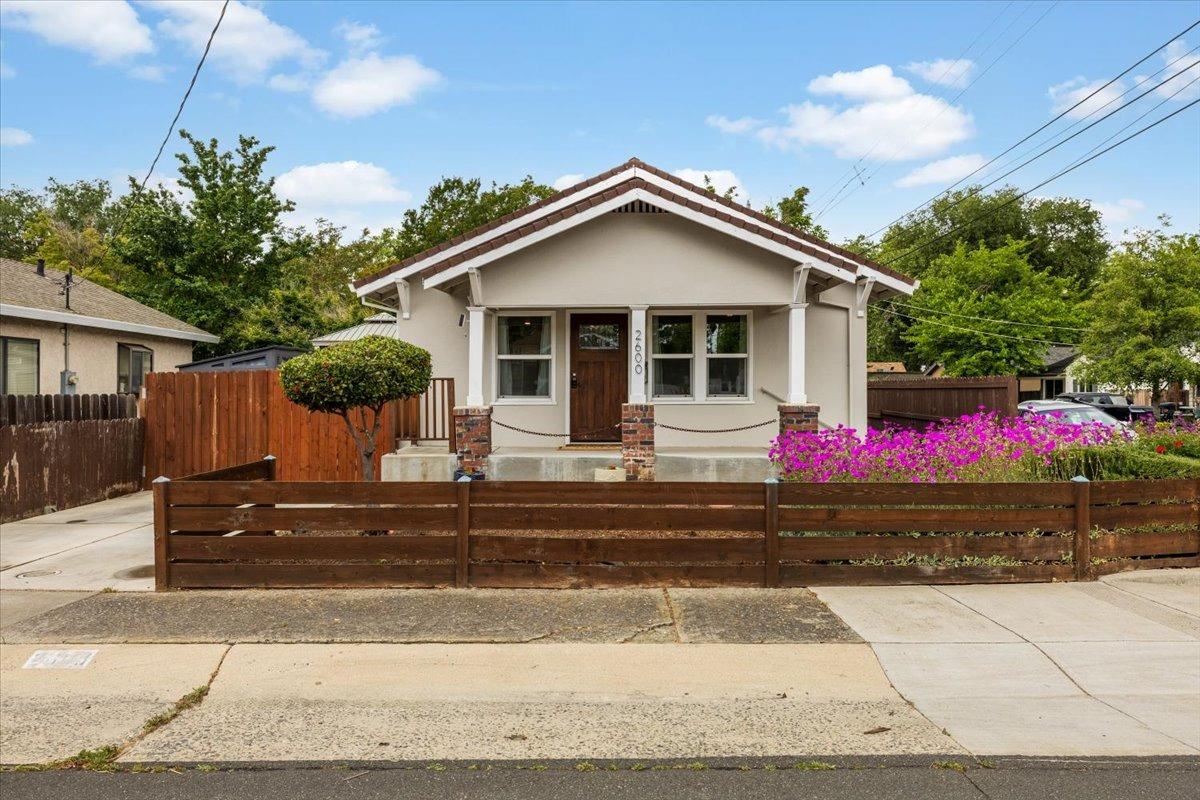 Detail Gallery Image 3 of 25 For 2600 20th St, Sacramento,  CA 95818 - 2 Beds | 1 Baths