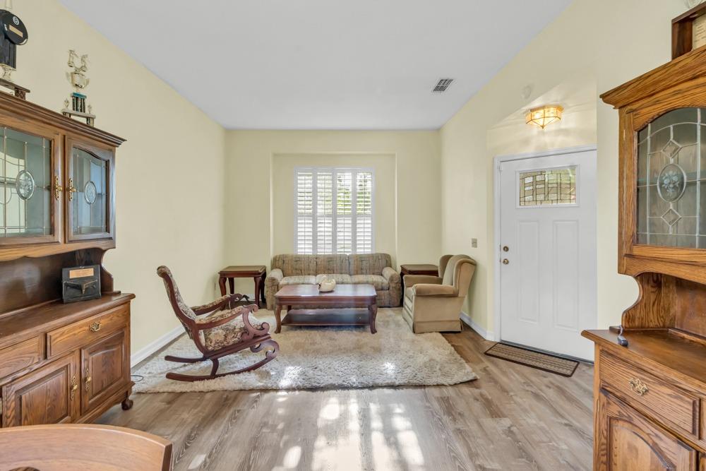 Detail Gallery Image 5 of 40 For 8254 Arroyo Vista Dr, Sacramento,  CA 95823 - 3 Beds | 2 Baths