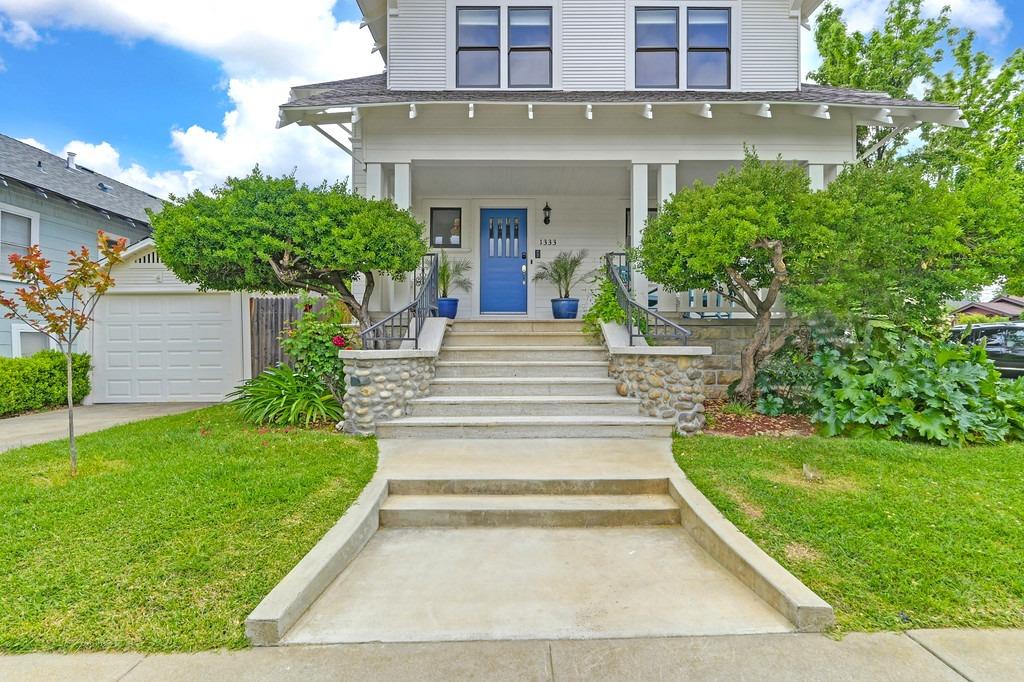 Detail Gallery Image 3 of 59 For 1333 33rd St, Sacramento,  CA 95816 - 5 Beds | 2 Baths