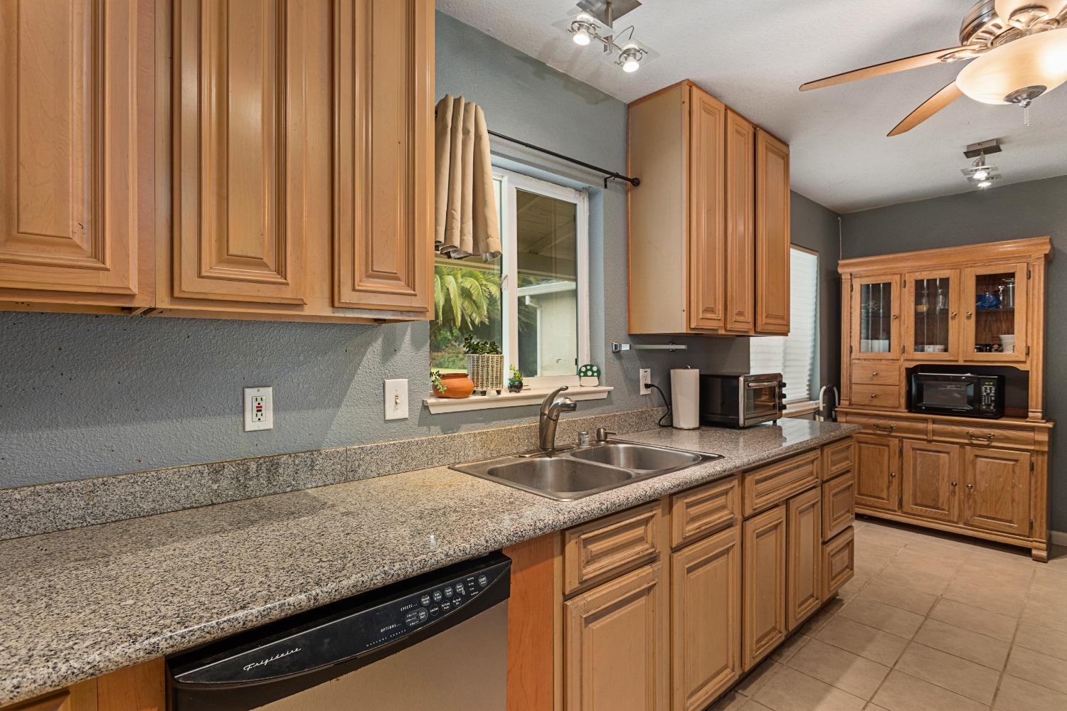 Detail Gallery Image 5 of 17 For 3220 Lerwick Rd, Sacramento,  CA 95821 - 3 Beds | 2 Baths