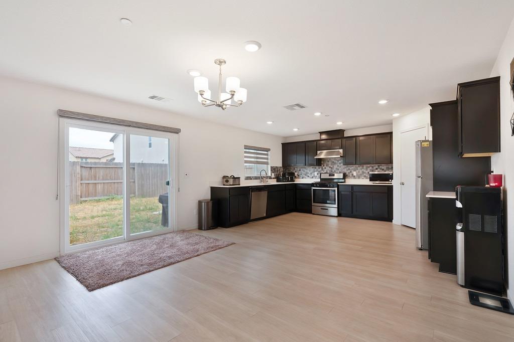 Detail Gallery Image 9 of 39 For 1735 Townsend Ave, Manteca,  CA 95337 - 4 Beds | 3 Baths