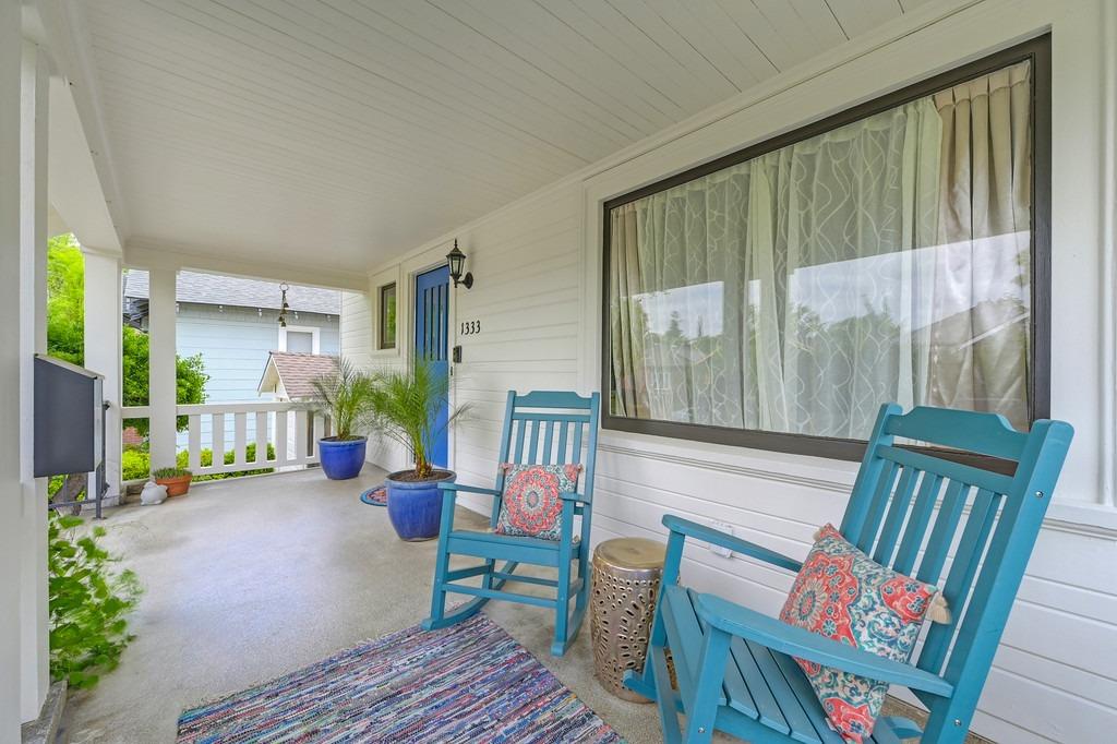 Detail Gallery Image 5 of 59 For 1333 33rd St, Sacramento,  CA 95816 - 5 Beds | 2 Baths