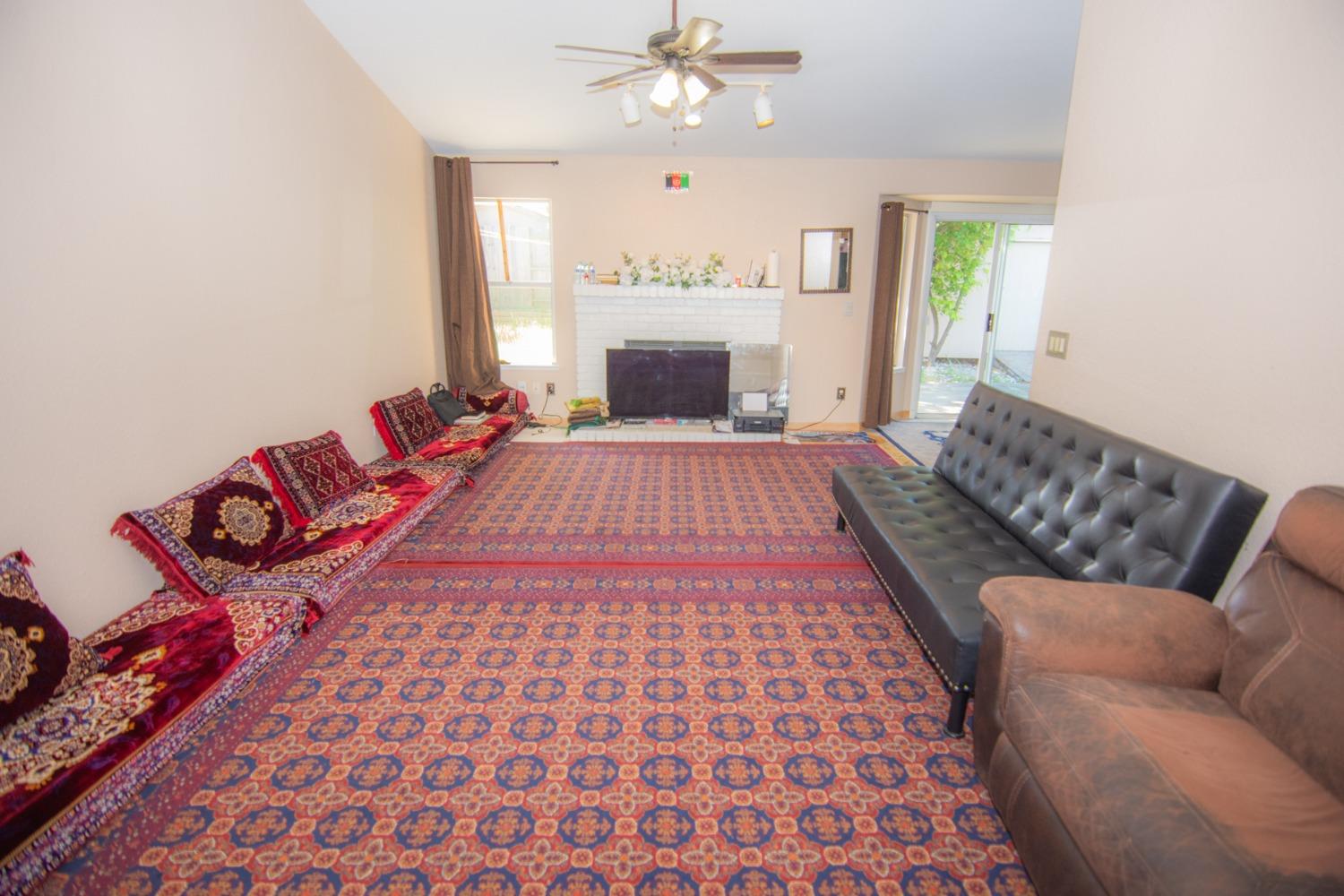 Detail Gallery Image 3 of 30 For 5320 Summerbrook Way, Sacramento,  CA 95823 - 3 Beds | 2 Baths