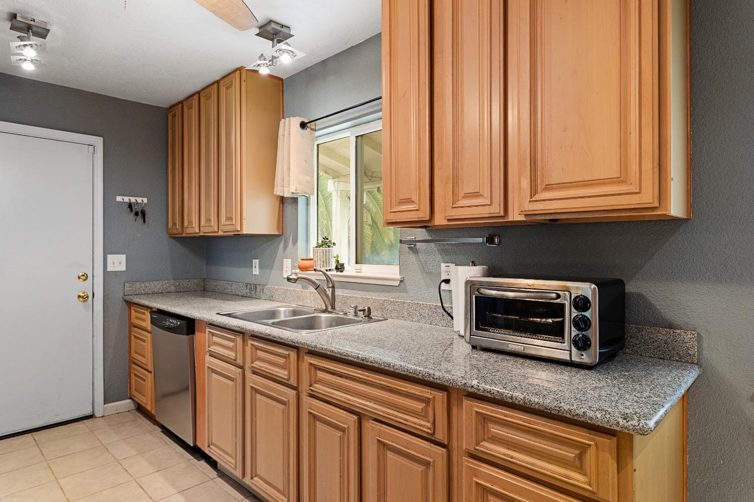 Detail Gallery Image 3 of 17 For 3220 Lerwick Rd, Sacramento,  CA 95821 - 3 Beds | 2 Baths