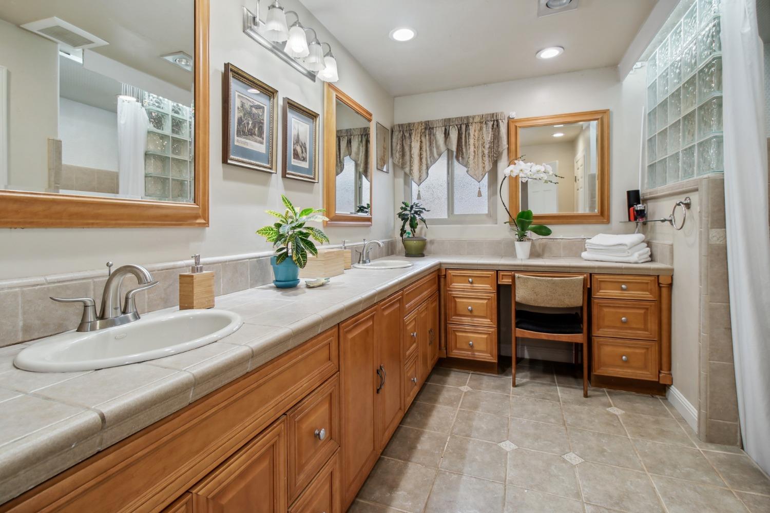 Detail Gallery Image 34 of 56 For 3841 American River Dr, Sacramento,  CA 95864 - 4 Beds | 3 Baths
