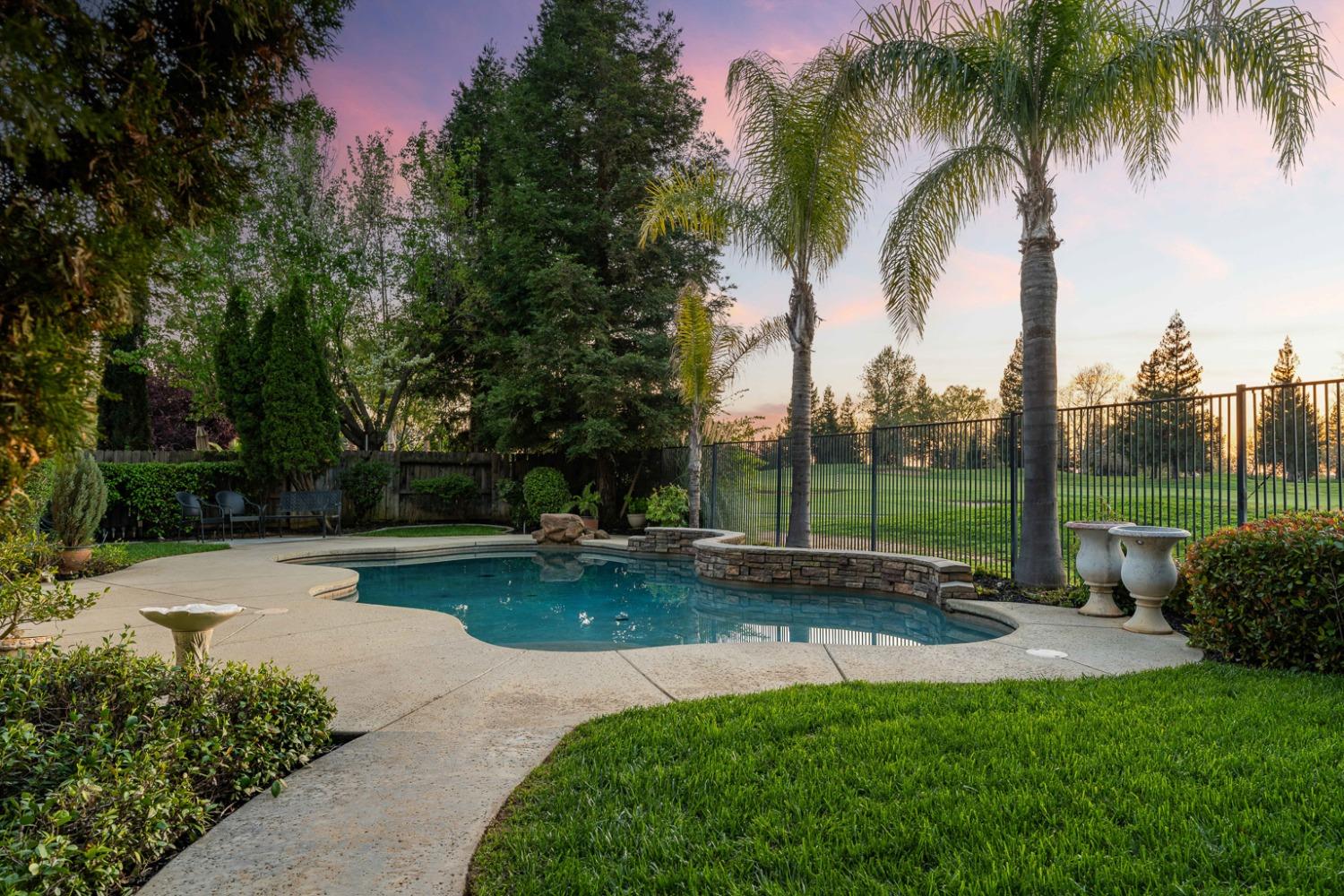Detail Gallery Image 5 of 58 For 7788 Tigerwoods Dr, Sacramento,  CA 95829 - 5 Beds | 3/1 Baths