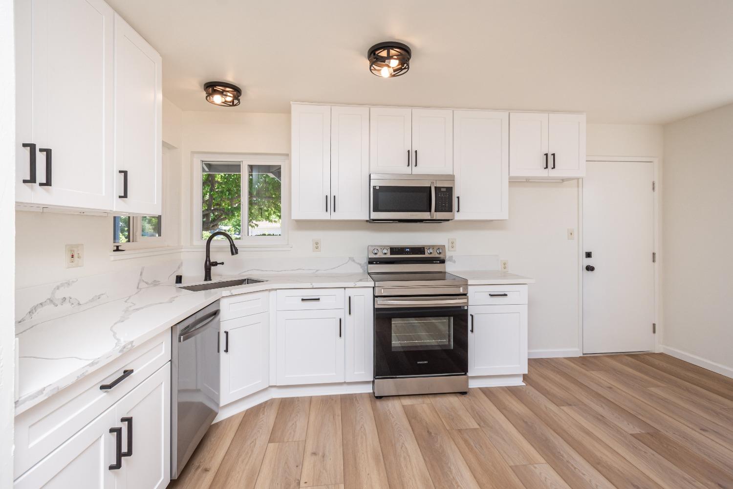 Detail Gallery Image 10 of 28 For 5039 Dingman Cir, Sacramento,  CA 95823 - 4 Beds | 2 Baths