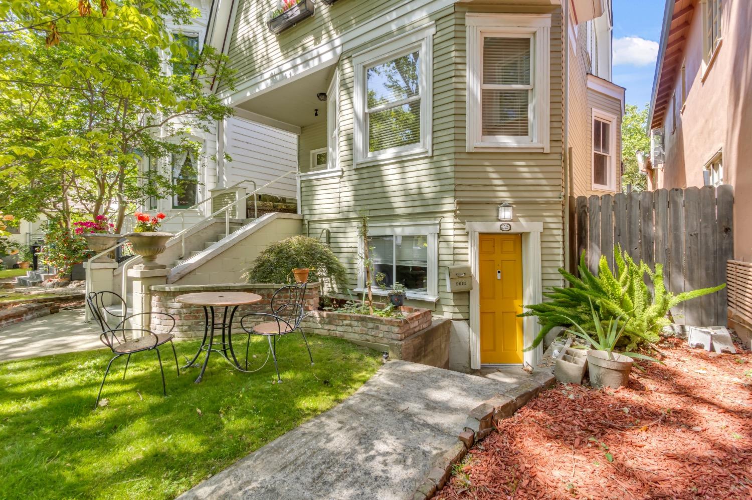 Detail Gallery Image 4 of 91 For 2321 H St, Sacramento,  CA 95816 - 4 Beds | 2 Baths