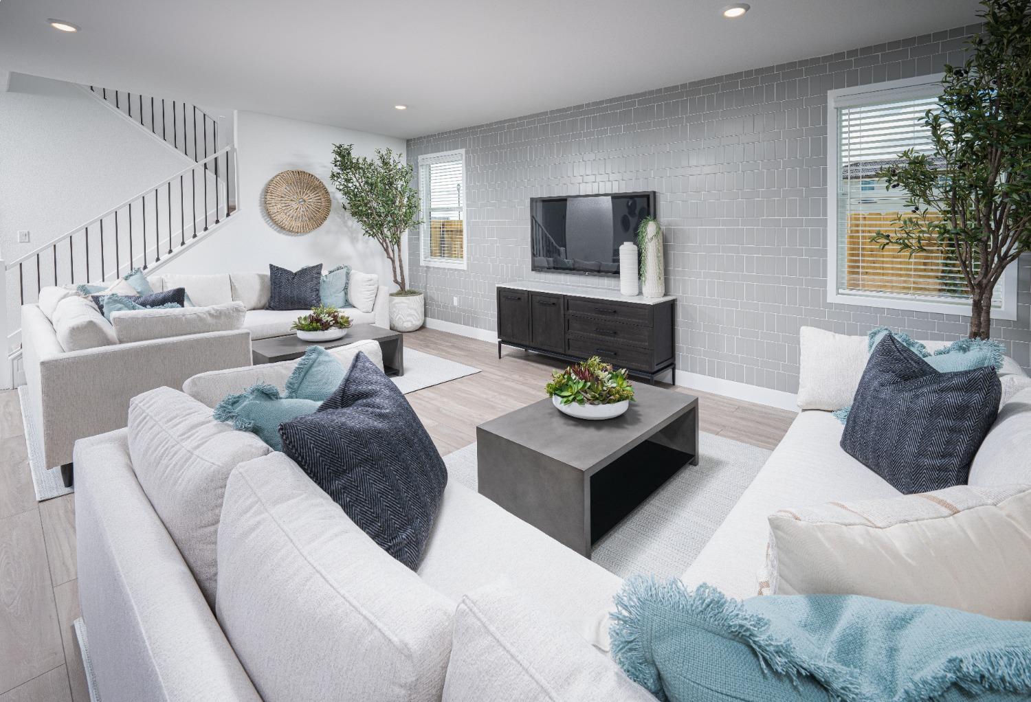Detail Gallery Image 2 of 17 For 4032 Happy Camper Way, Roseville,  CA 95747 - 4 Beds | 3/1 Baths