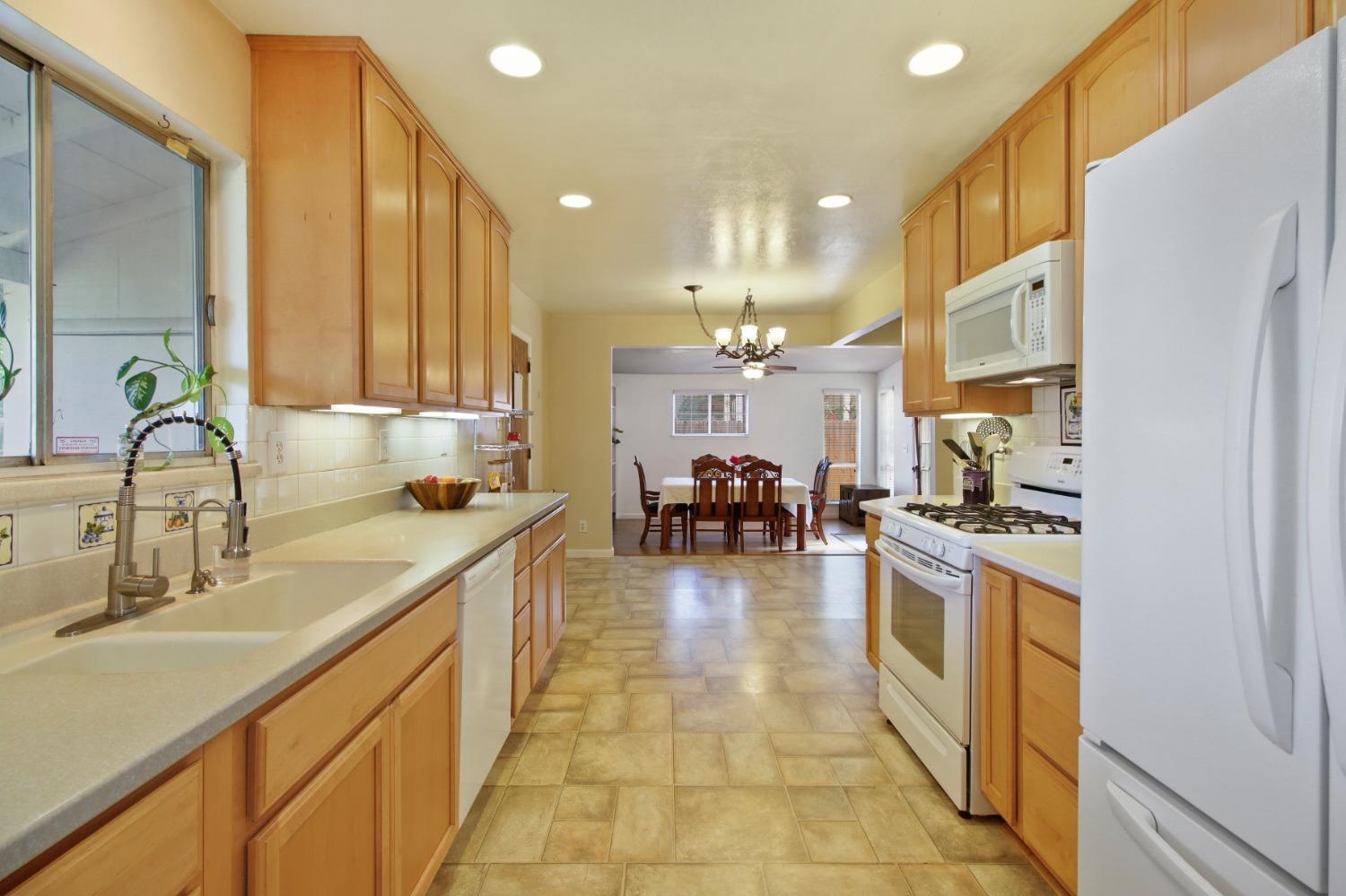 Holmes Way, Rancho Cordova, California image 10