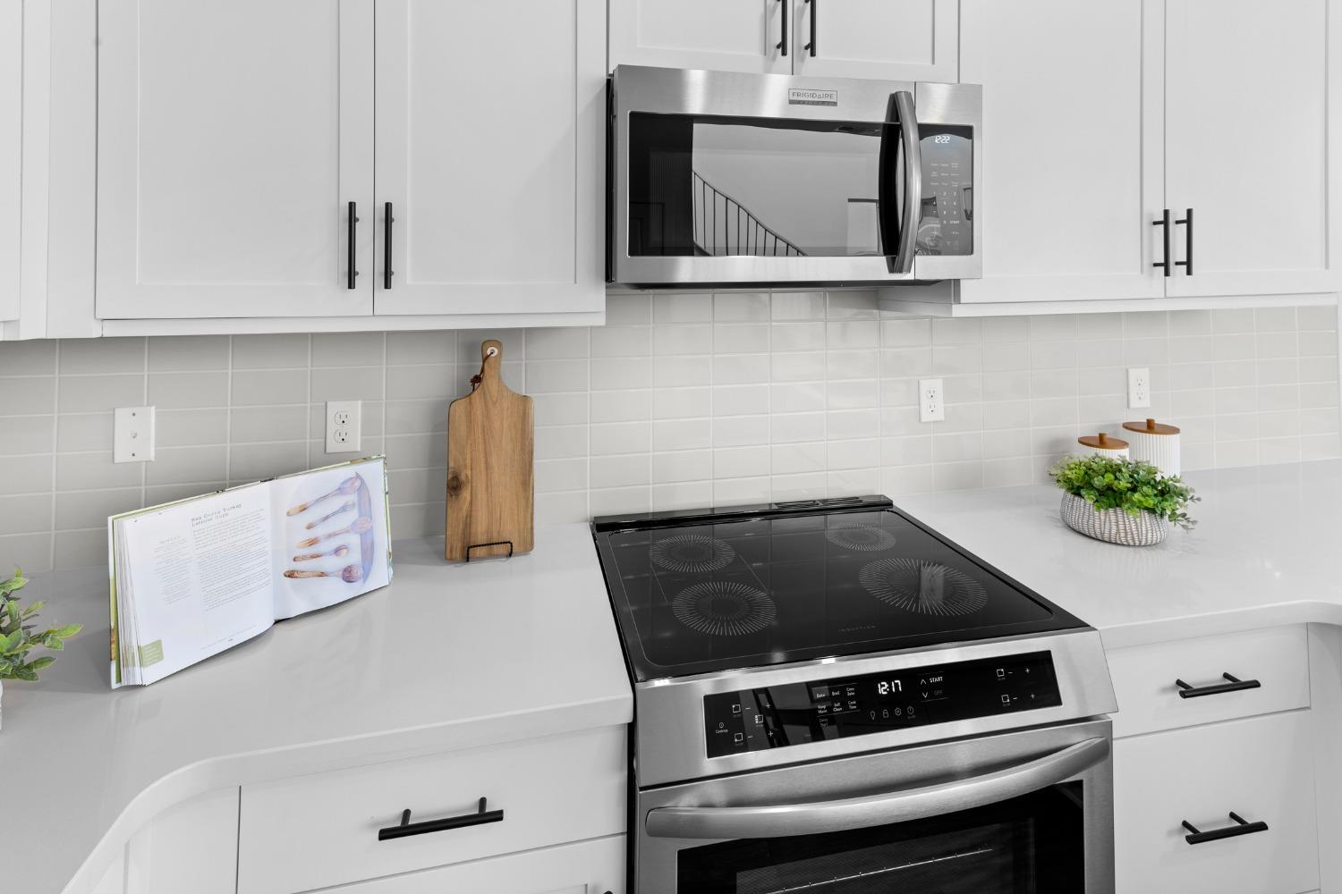 Detail Gallery Image 12 of 39 For 6403 Jacinto Ave, Sacramento,  CA 95823 - 3 Beds | 2/1 Baths