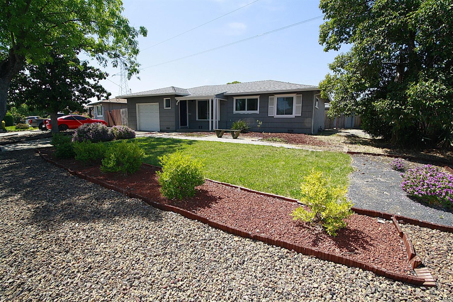 Detail Gallery Image 2 of 54 For 2221 Middleberry Rd, Sacramento,  CA 95815 - 3 Beds | 2 Baths