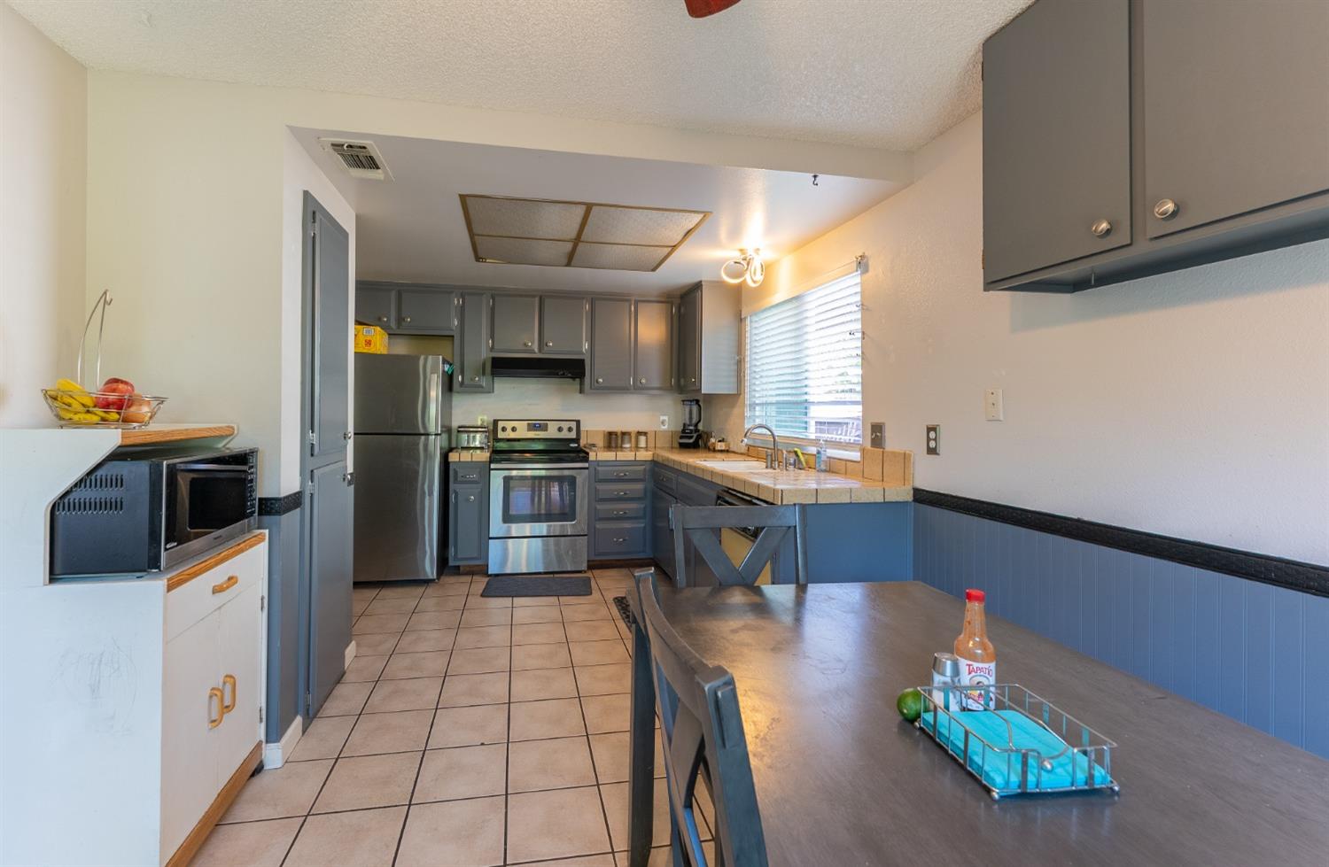 Detail Gallery Image 4 of 33 For 3988 Robinridge Way, Sacramento,  CA 95823 - 3 Beds | 2 Baths